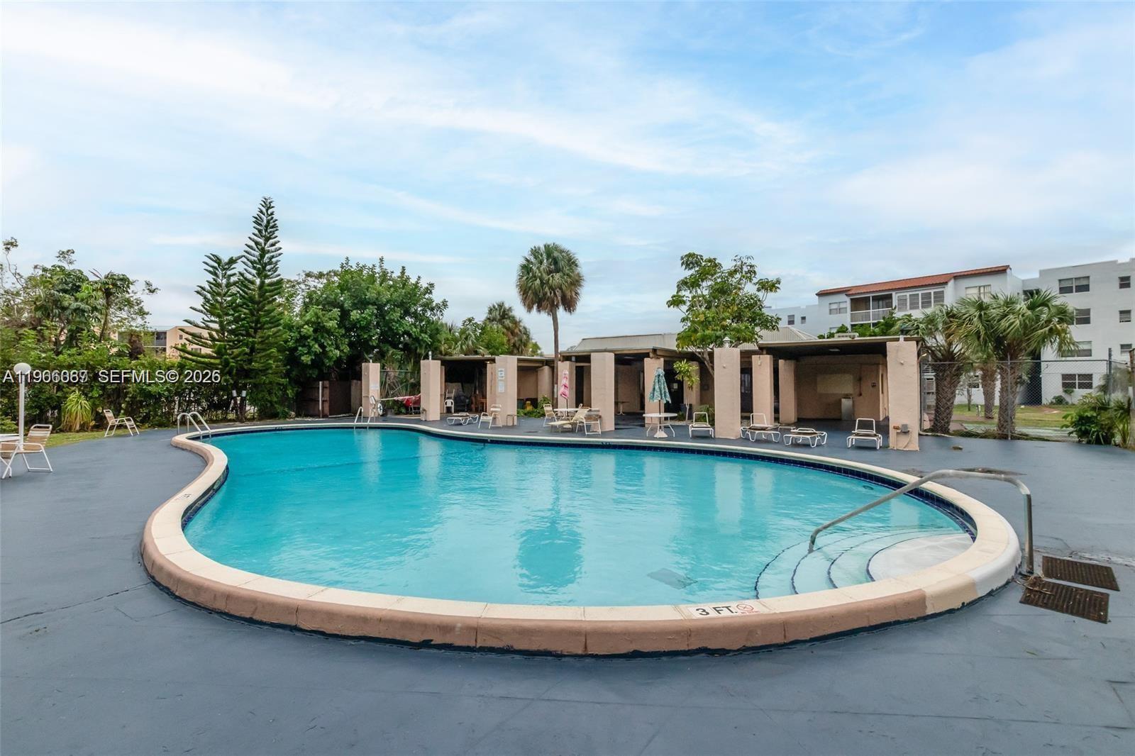 SOMERSET AT LAUDERDALE LA - Residential