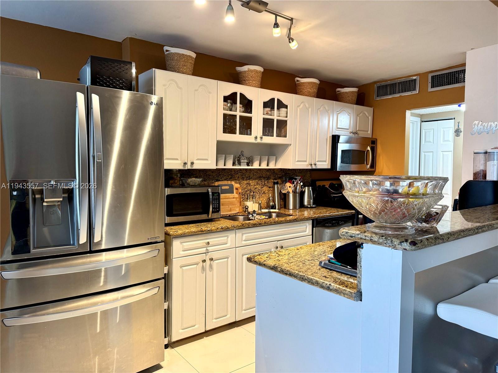 WINSTON TOWERS 500 CONDO - Residential