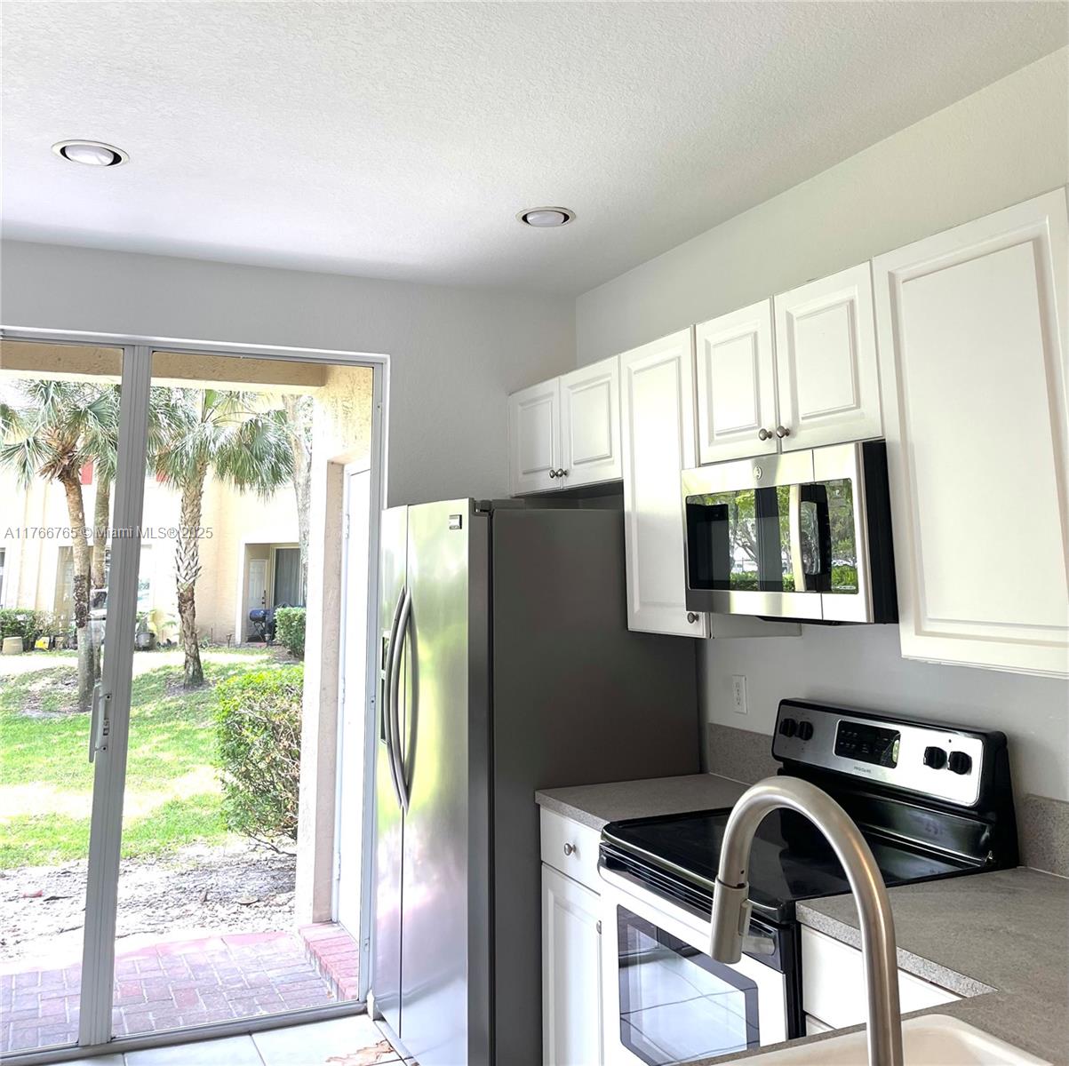 Rental Property at 795 Nw 42nd Ave 795, Plantation, Miami-Dade County, Florida - Bedrooms: 2 
Bathrooms: 3  - $2,240 MO.