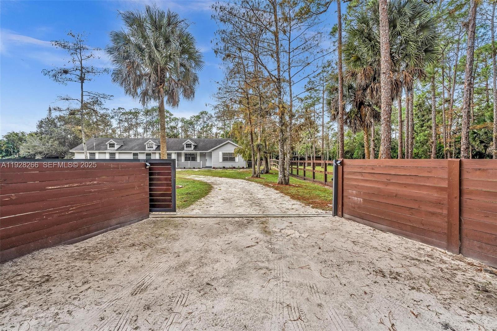 LOXAHATCHEE GROVES IN - Residential