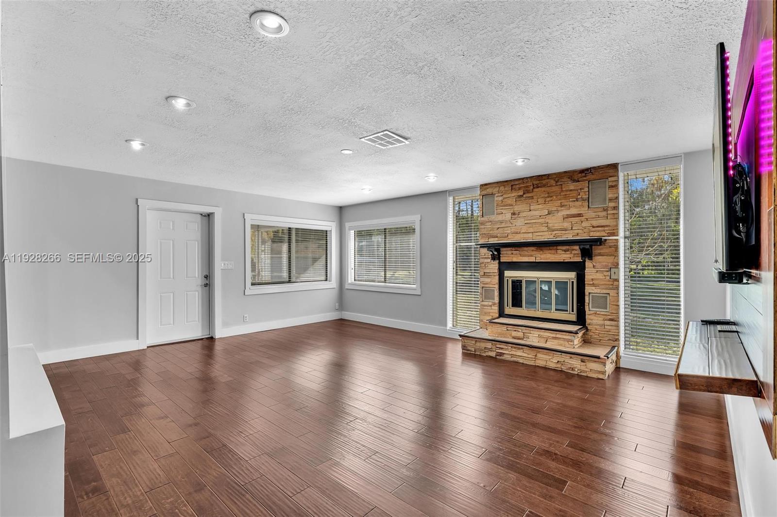 LOXAHATCHEE GROVES IN - Residential