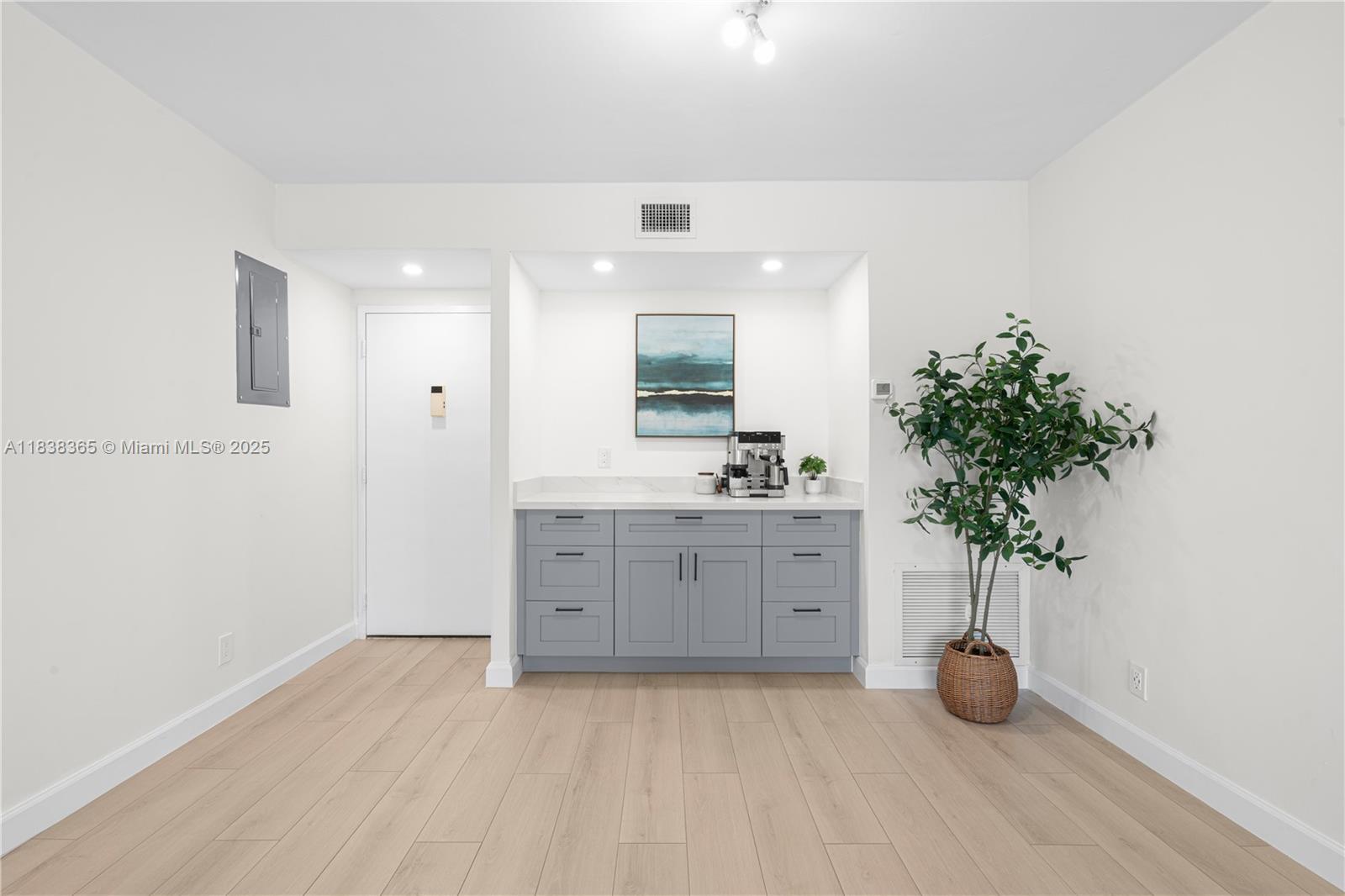 HILLCREST NO 21 CONDO - Residential