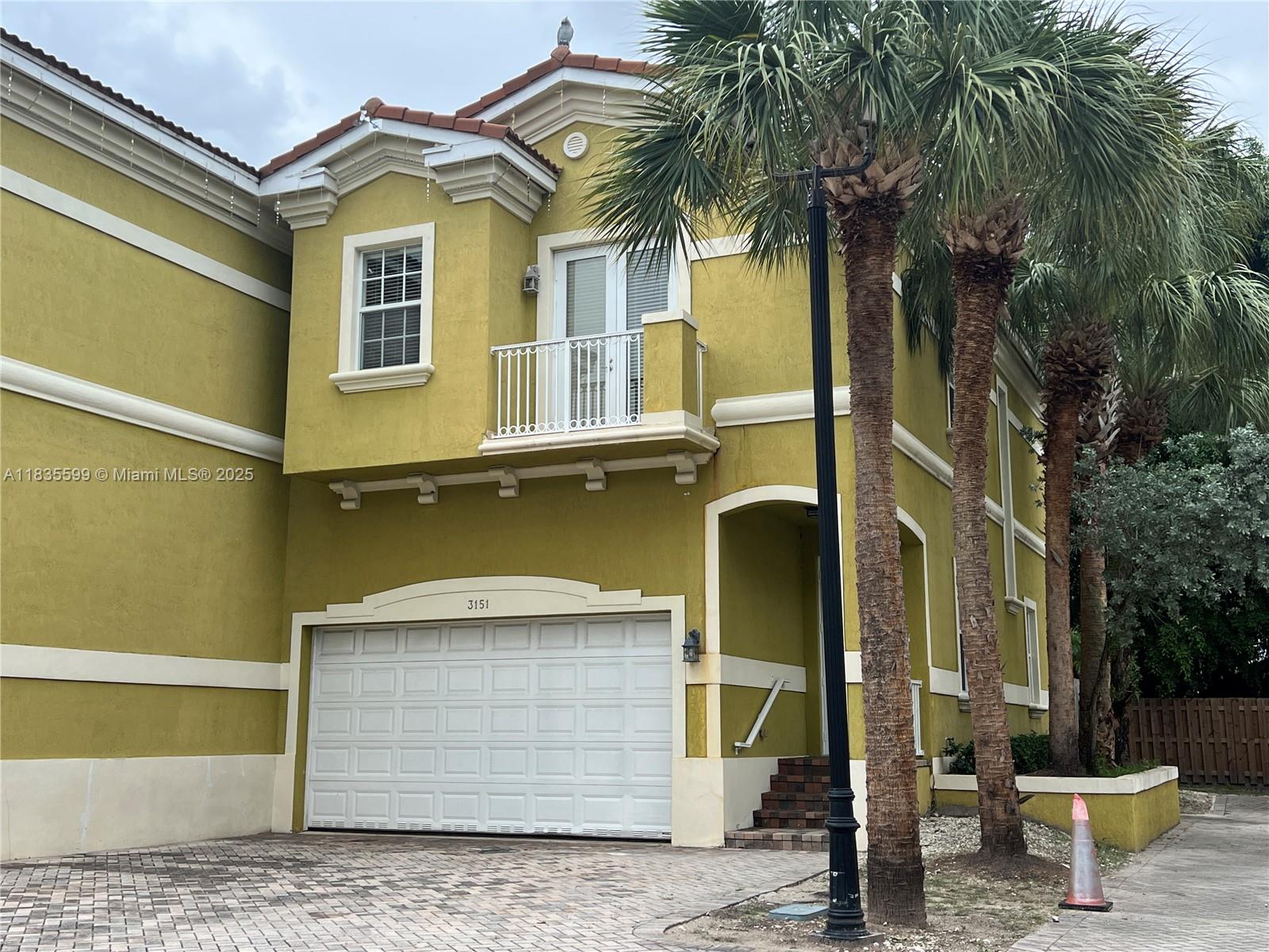 HUGE TW AT DANIA BEACH.CORNER UNIT, SPACIOS AREAS, CERAMIC AND LAMINATE FLOORS, FAMILY ROOM UPSTAIRS, DOBLE HIGH CEILING, PATIO, 2 CAR GARAGE.