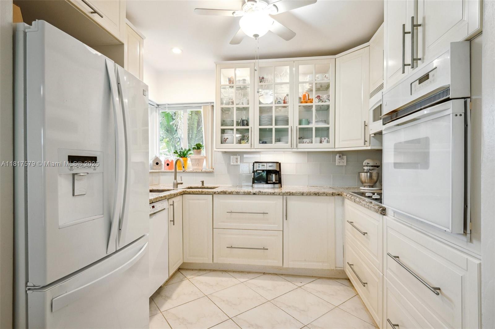 HOLLYWOOD PLACE - Residential