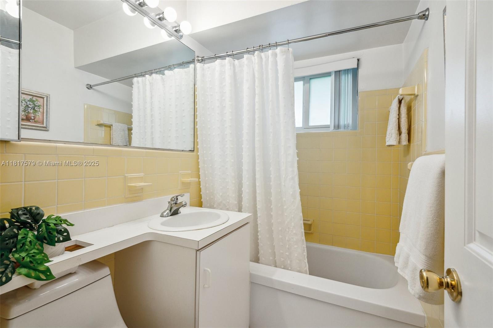 HOLLYWOOD PLACE - Residential