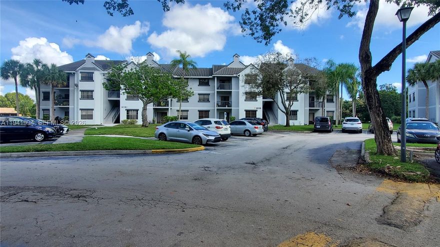 Great unit in a spectacular location! This 3-bedroom, 2 full-bath residence is move-in ready and located within a secure, gated community. Enjoy excellent amenities including a community playground, two pools, hot tub, tennis courts, and clubhouse, plus much more.
Conveniently located near Coral Square Mall, major restaurants, highways, and schools. Very easy to show—bring your best client!