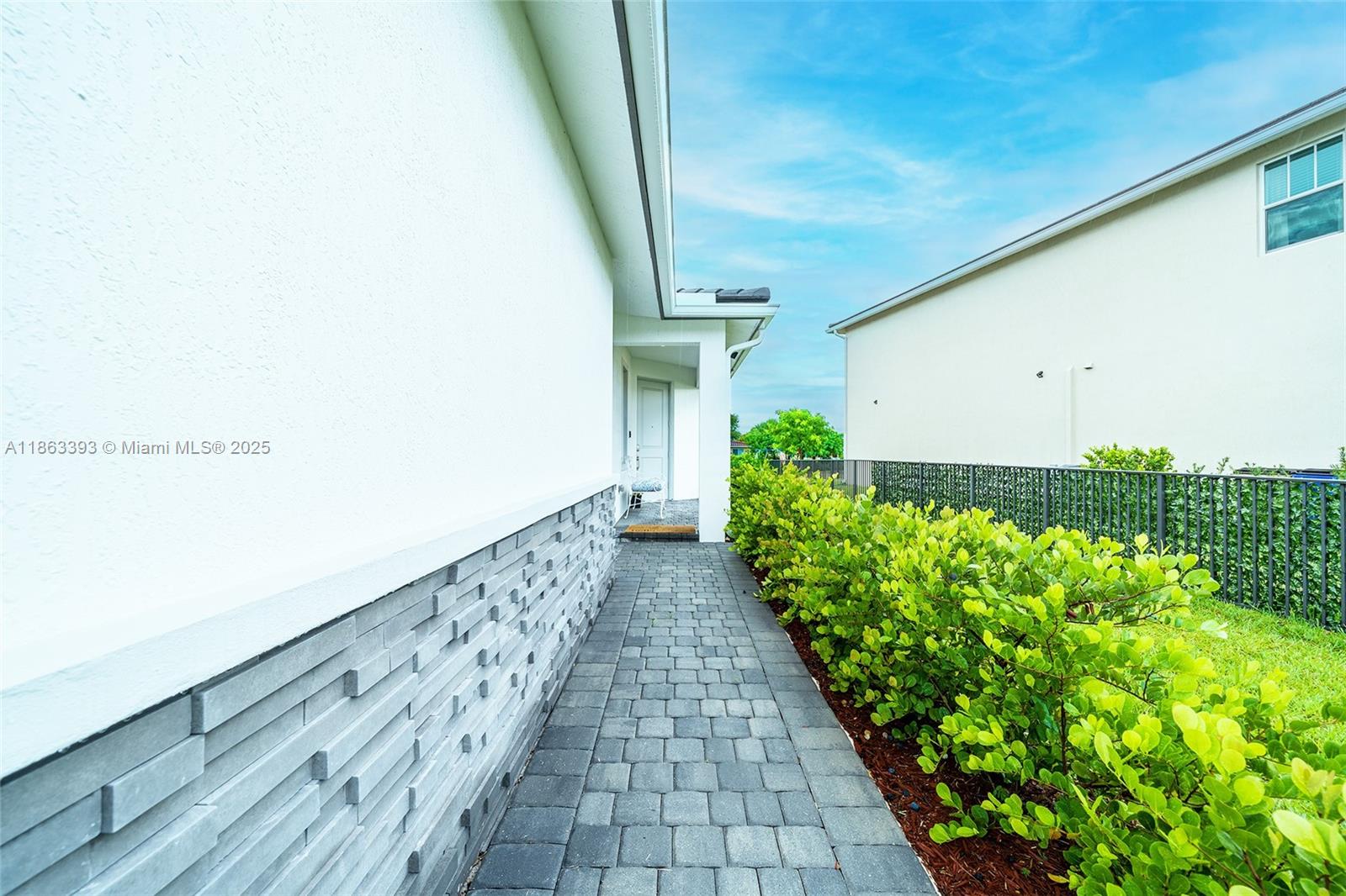 CRYSTAL LAKE 1ST SEC - Residential Lease