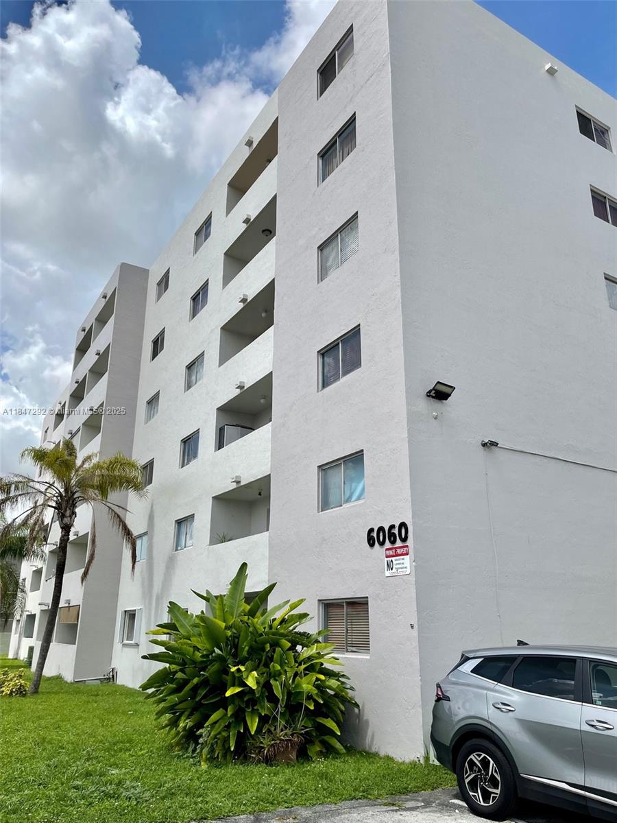Beautiful unit in the heart of West Hialeah. Fresh painted. 1 parking space + guest parking available. Laundry facility inside condominium. Corner unit very nice location close to many restaurants near hospitals, schools, malls, restaurant & Palmetto/1-75. - $350.00 Security Deposit refundable within 30 days of MOVE OUT (tenants)