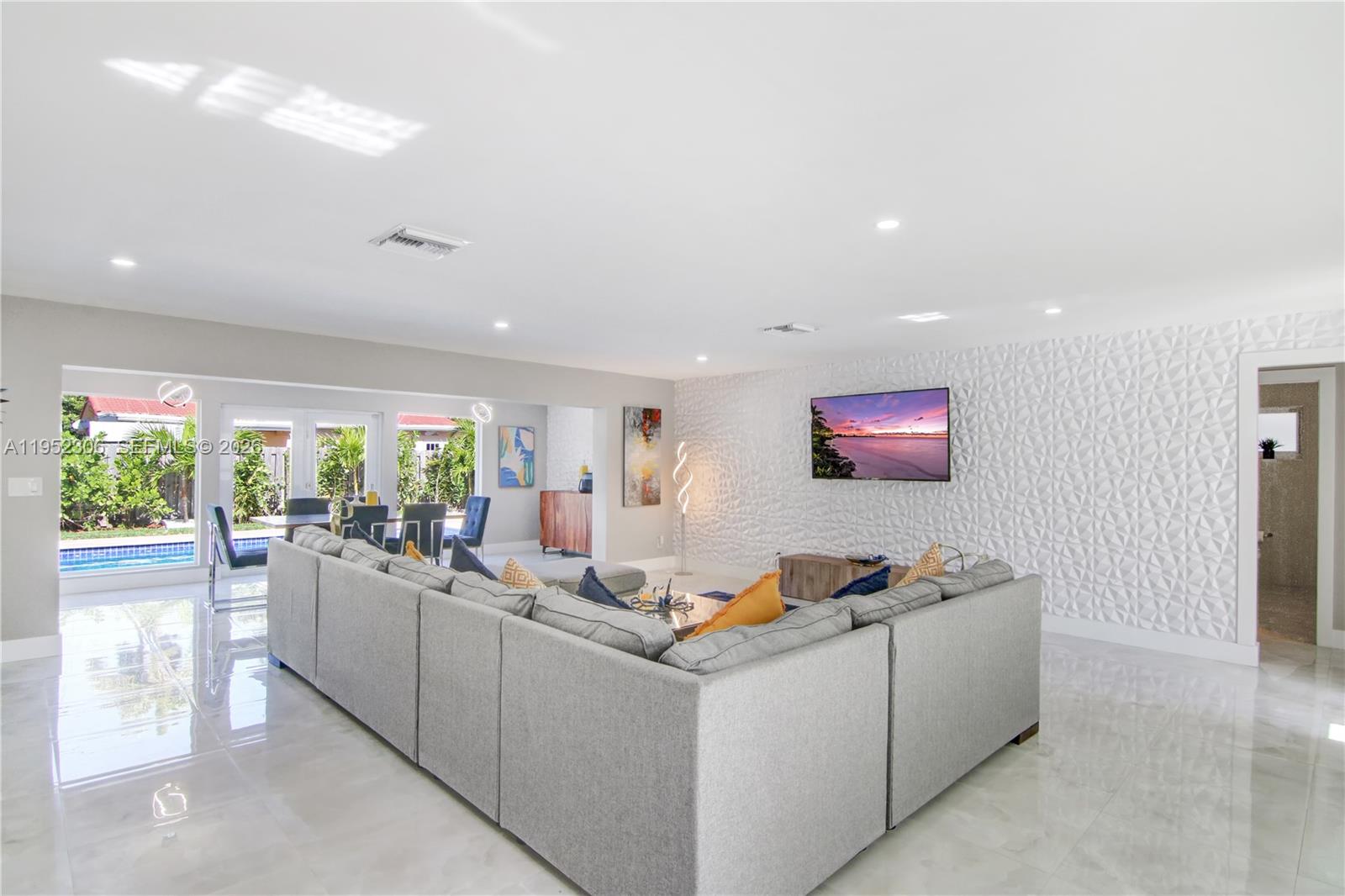 COUNTRY CLUB HOMES - Residential