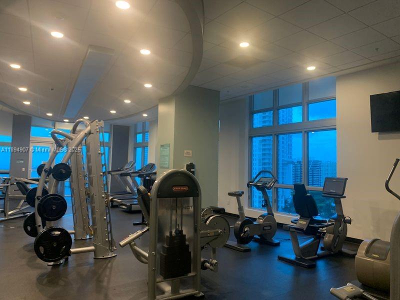 MET 1 CONDO - Residential Lease