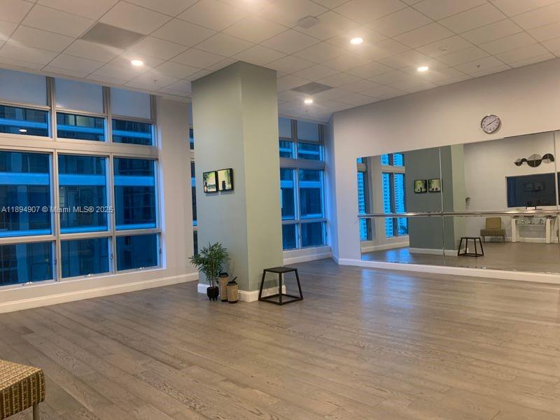 MET 1 CONDO - Residential Lease