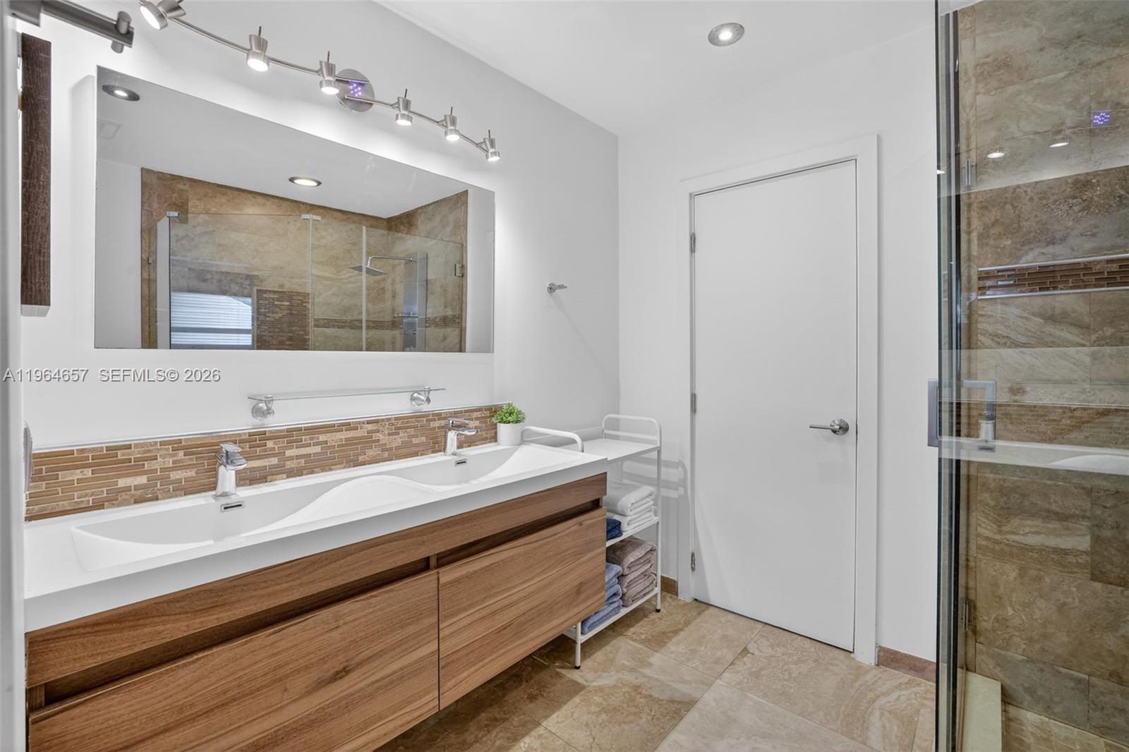 RESUBDIVISION OF LINDA TE - Residential