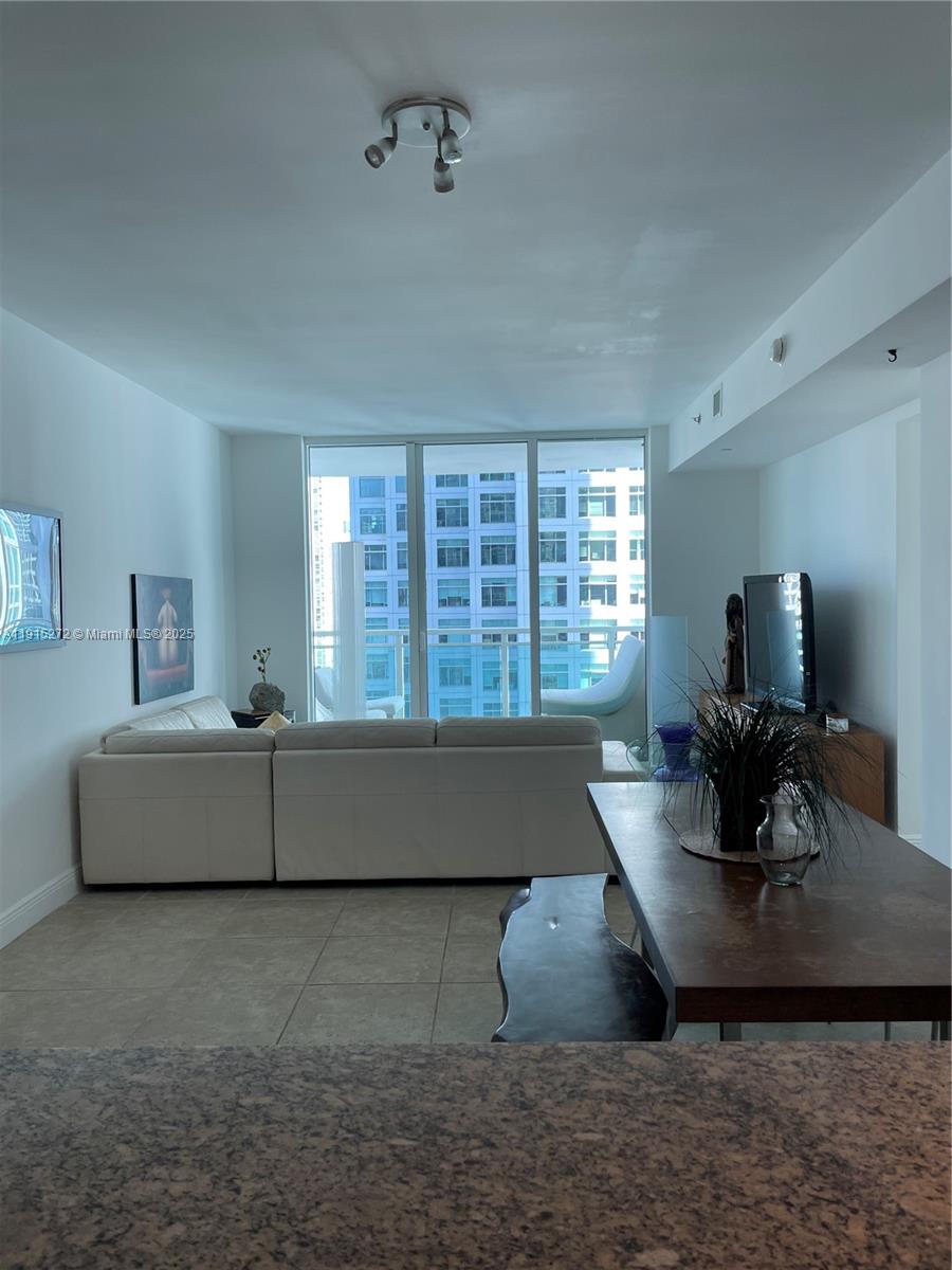 THE PLAZA 901 BRICKELL CO - Residential Lease