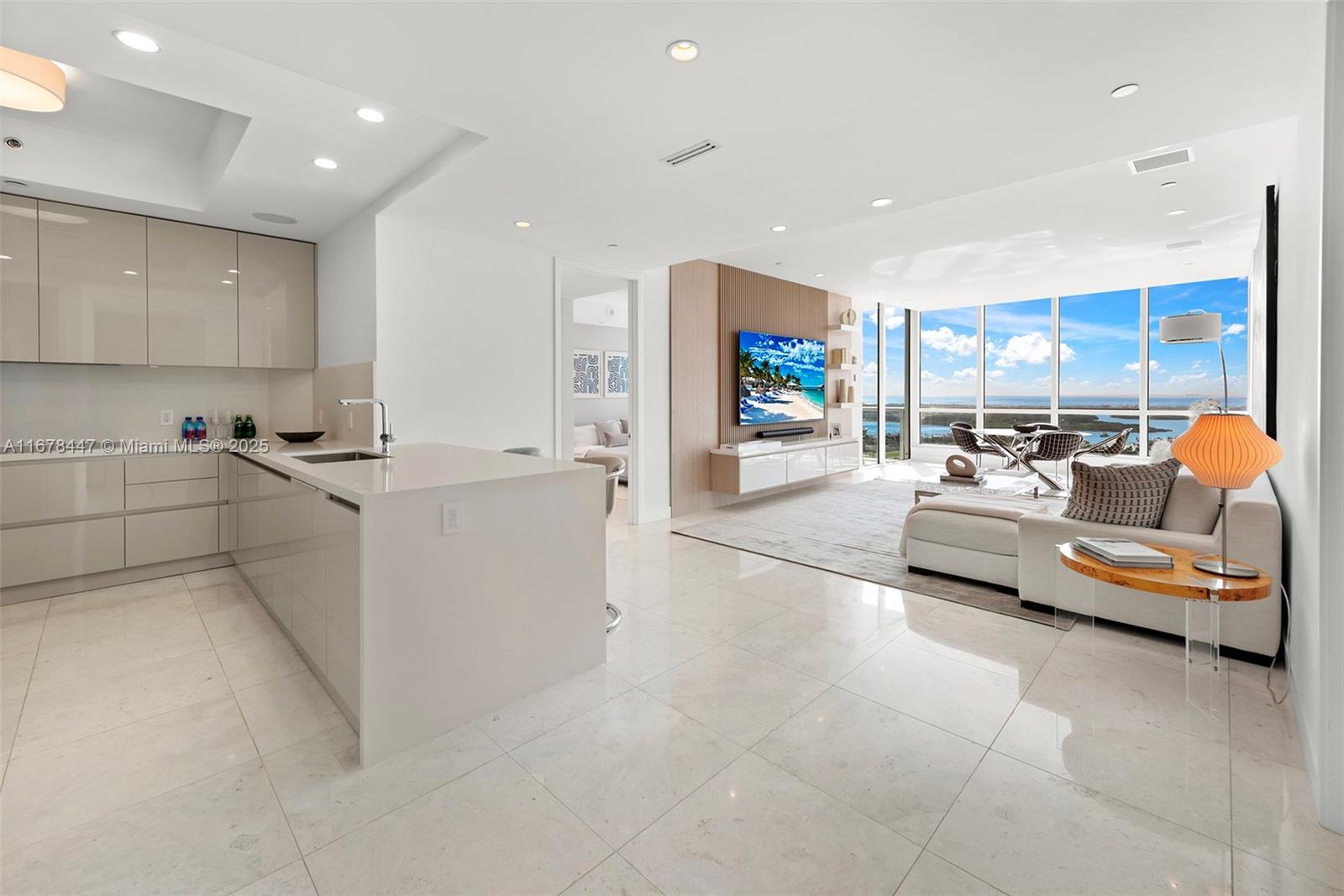 CONTINUUM ON SOUTH BEACH - Residential