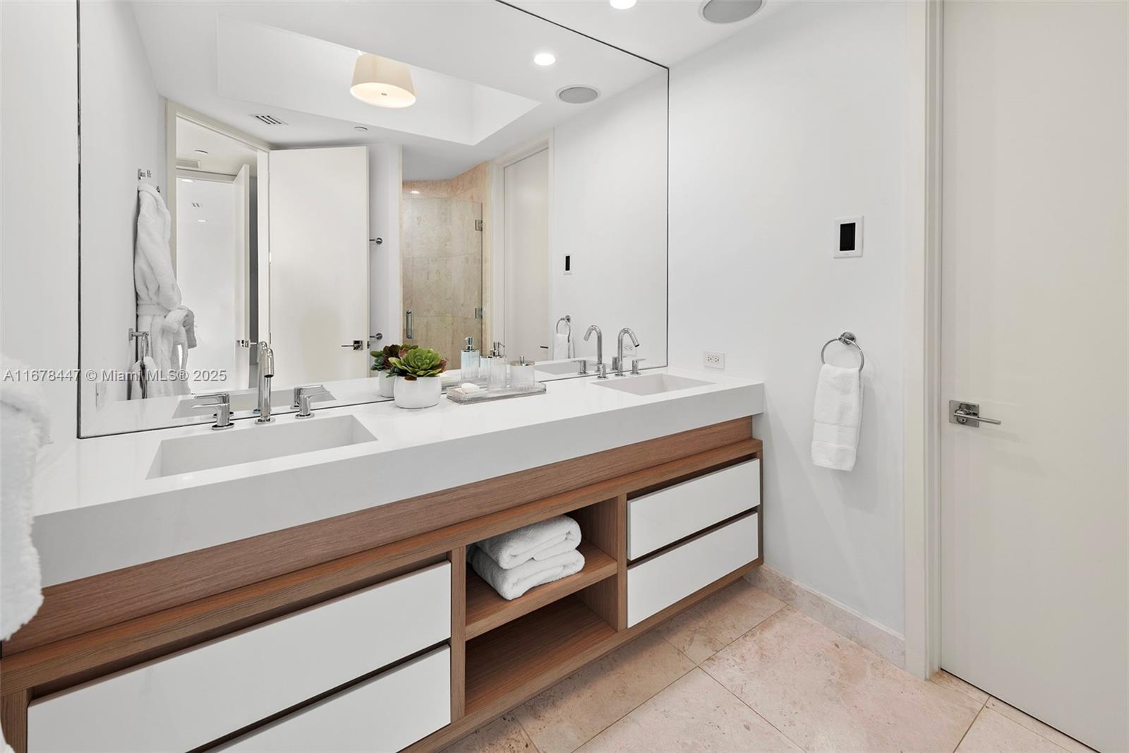 CONTINUUM ON SOUTH BEACH - Residential