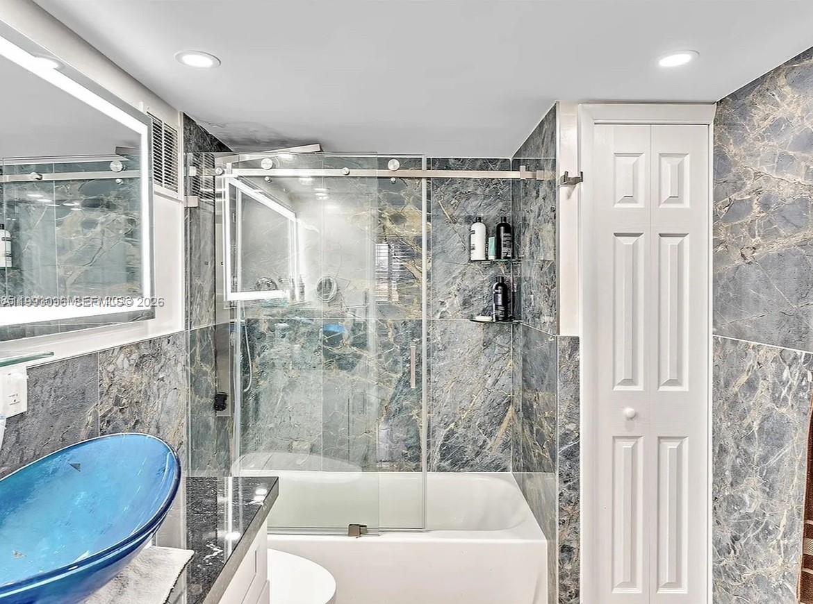 WATERSIDE TOWERS CONDO - Residential