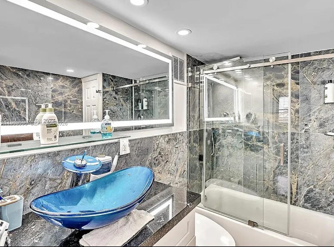 2450 NE 135th St 103