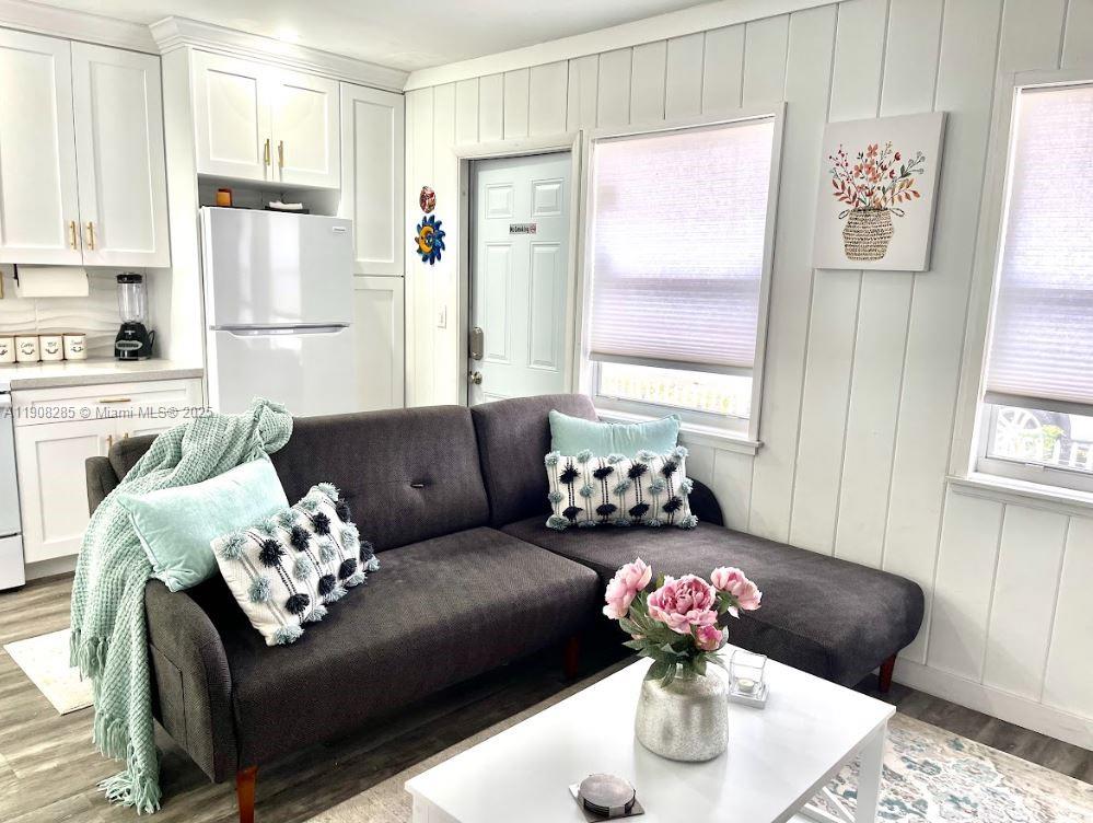 HOLLYWOOD TERRACE AMEN PL - Residential Income