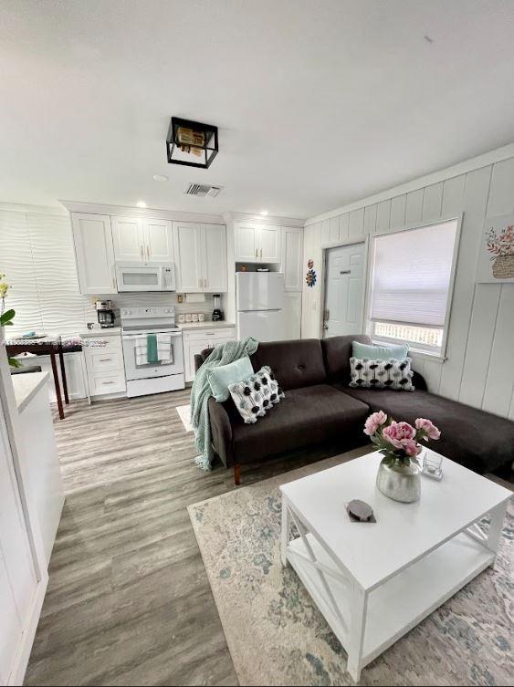 HOLLYWOOD TERRACE AMEN PL - Residential Income