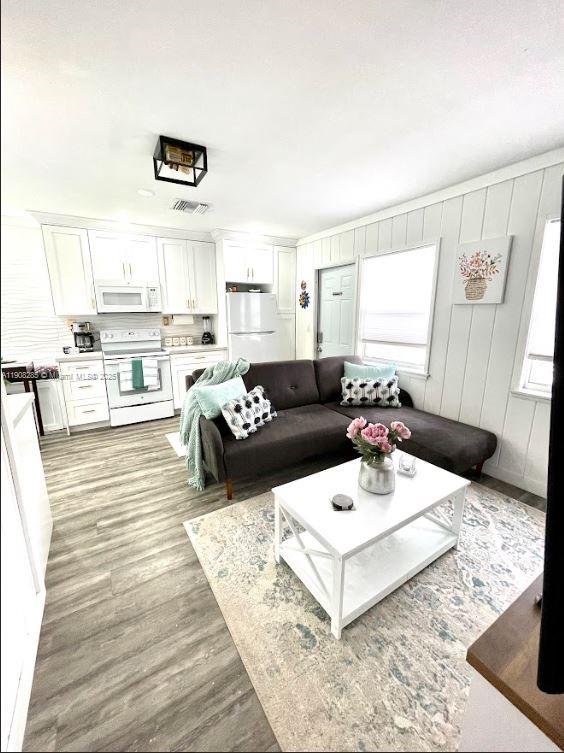 HOLLYWOOD TERRACE AMEN PL - Residential Income