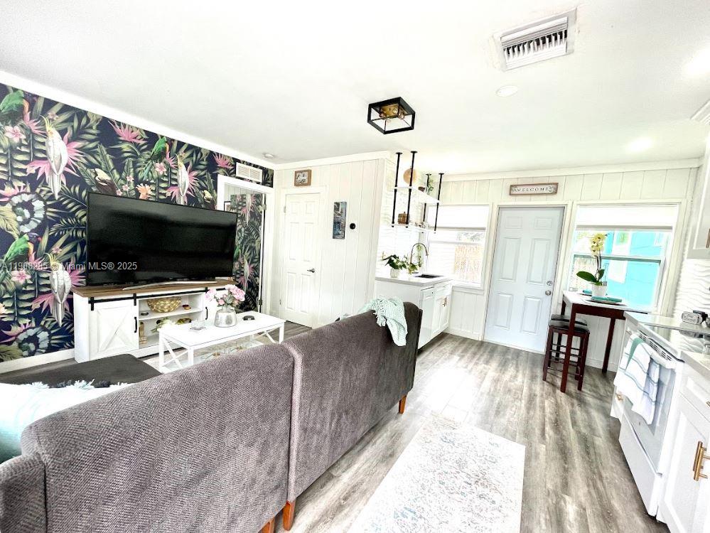 HOLLYWOOD TERRACE AMEN PL - Residential Income