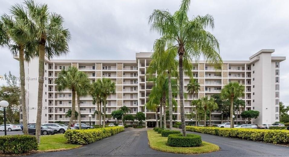 Beautiful corner apartment in prestigious Palm Aire Country Building 17 in Pompano Beach, FL! This cozy apartment 1-bedroom, 1.5-bathroom condo offers a great distribution with nice views to the pool area. Open living area and privacy kitchen with enough space for a coffee table. Excellent location near to groceries stores, shops and beaches. Don't miss it! Request your private showing today!