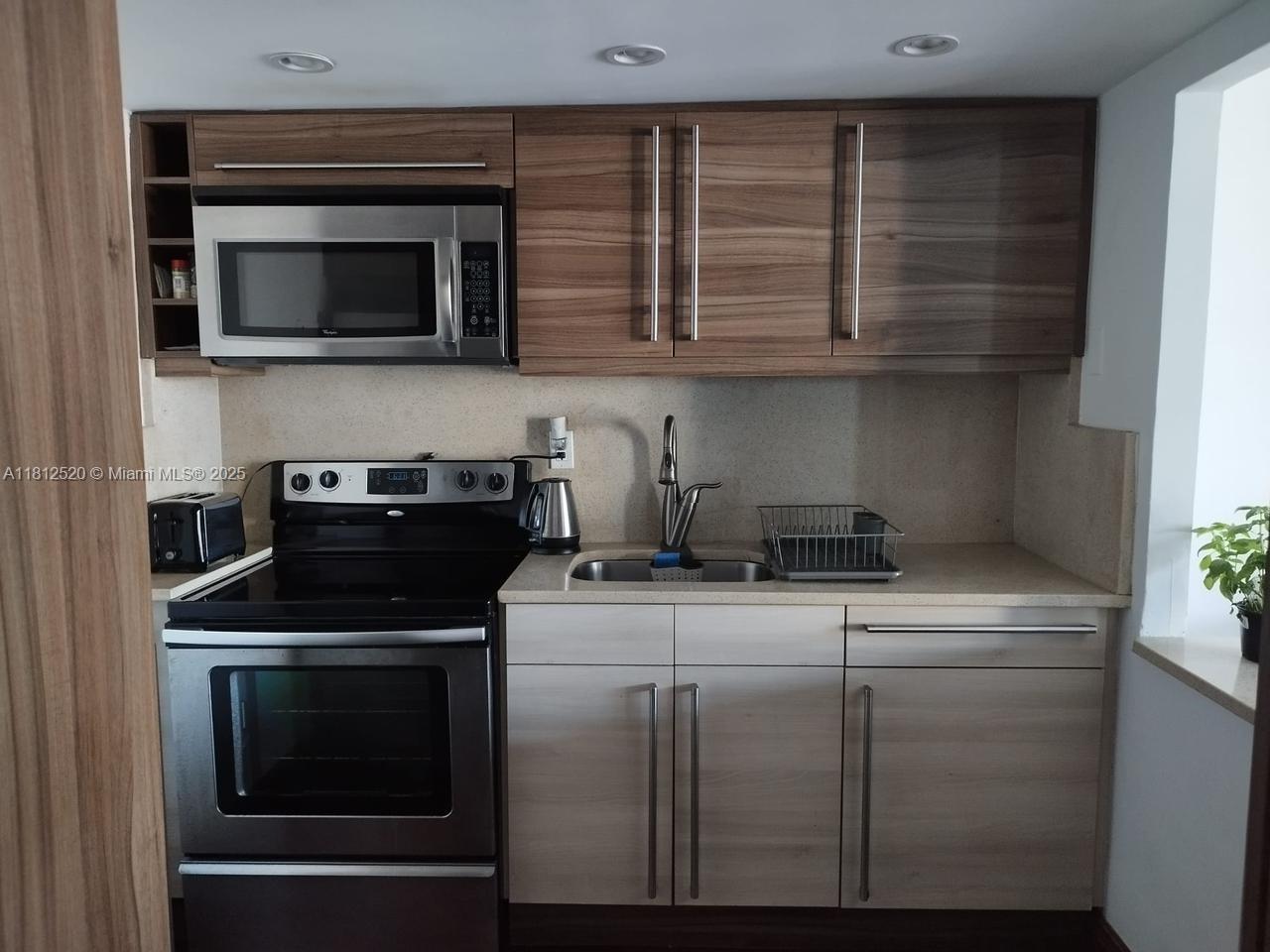 THE CARRIAGE HOUSE CONDO - Residential Lease