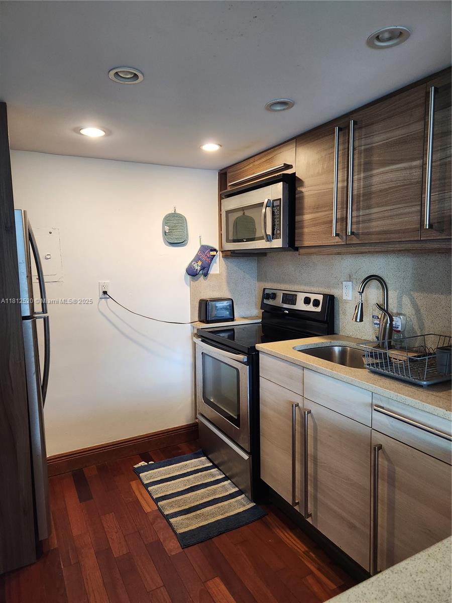 THE CARRIAGE HOUSE CONDO - Residential Lease
