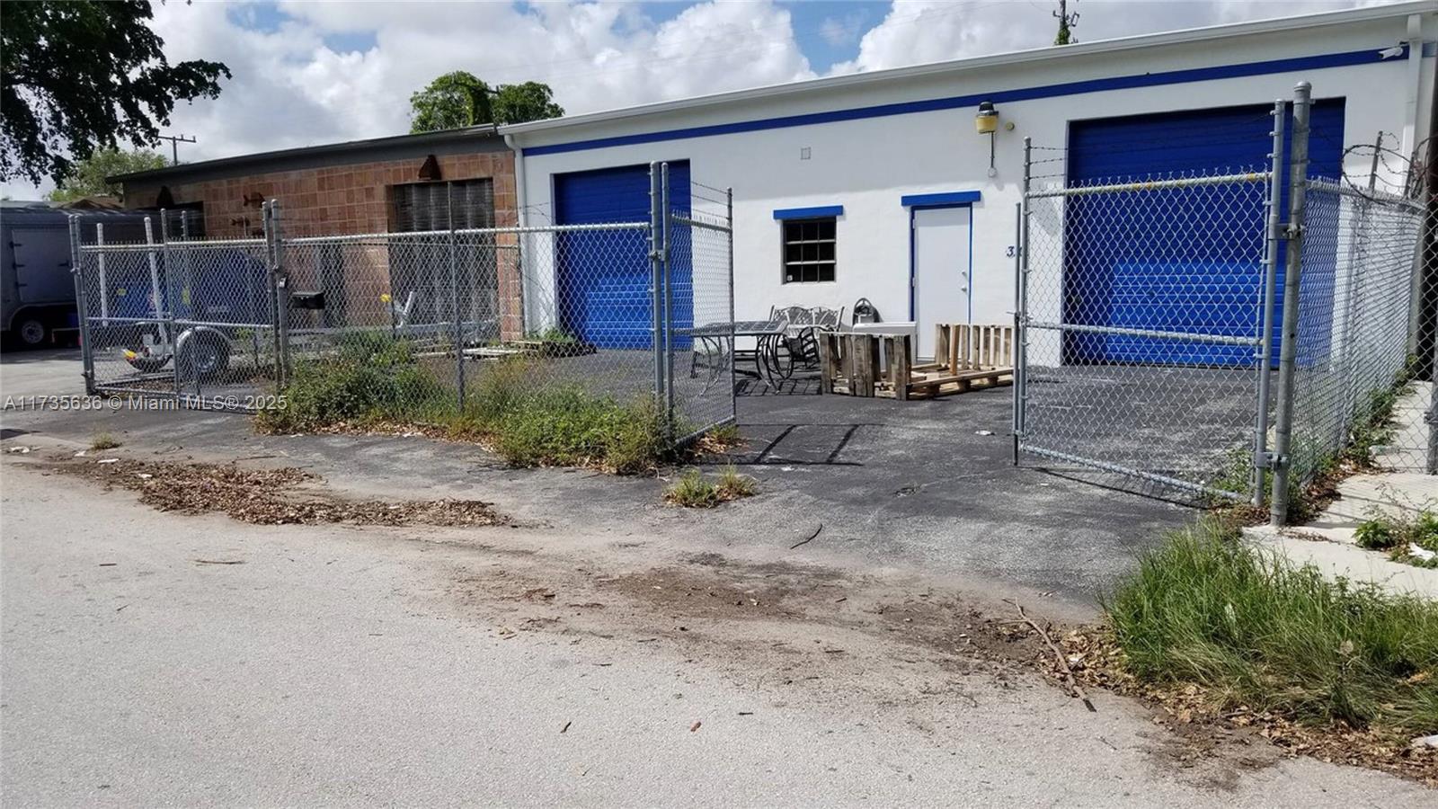 A great warehouse for an owner user, currently being used by a carpentry shop on a month-to-month basis.
It can easily be divided to 2 units if you would like to occupy one unit and lease the 2nd.