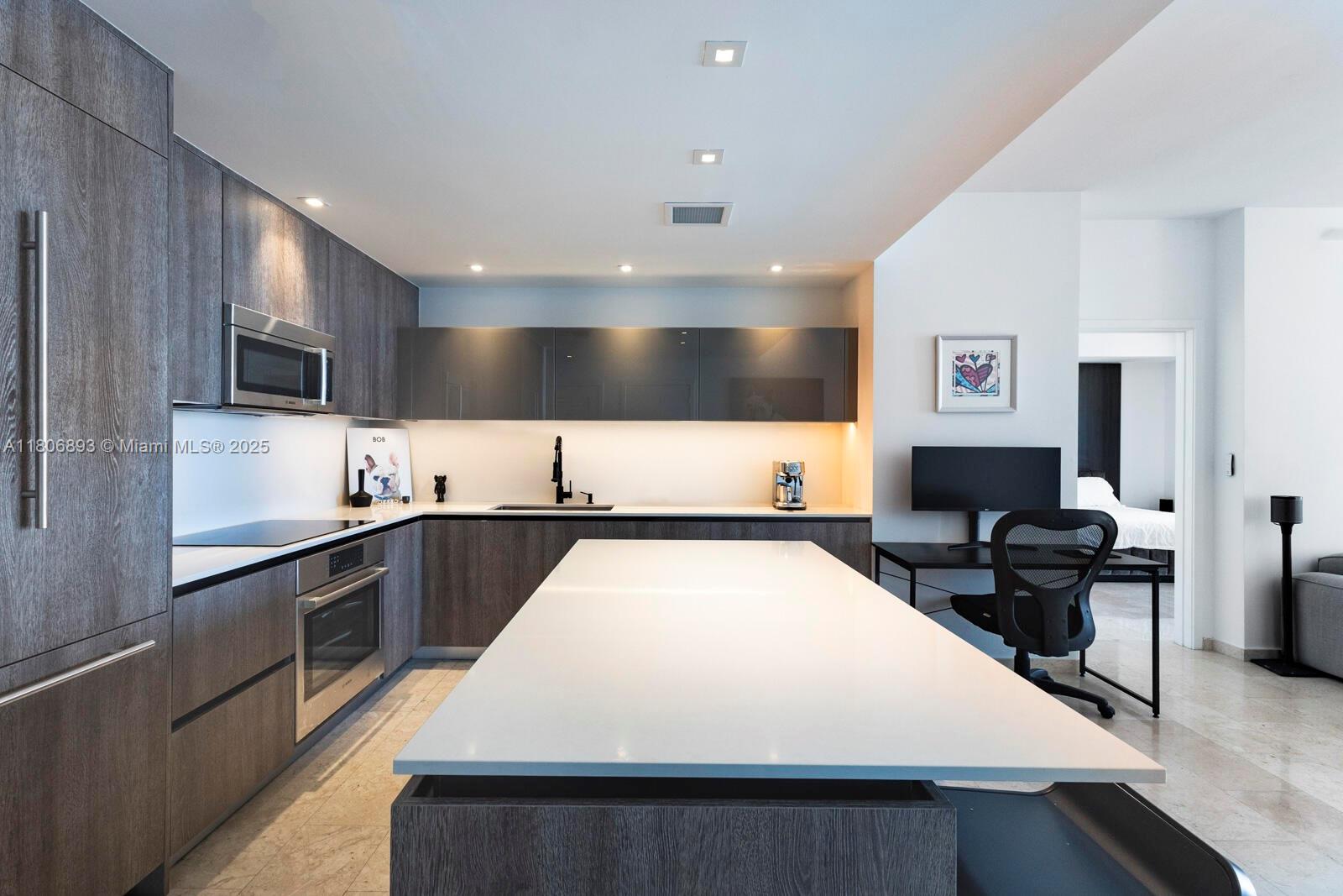 88 SW 7th St 2707