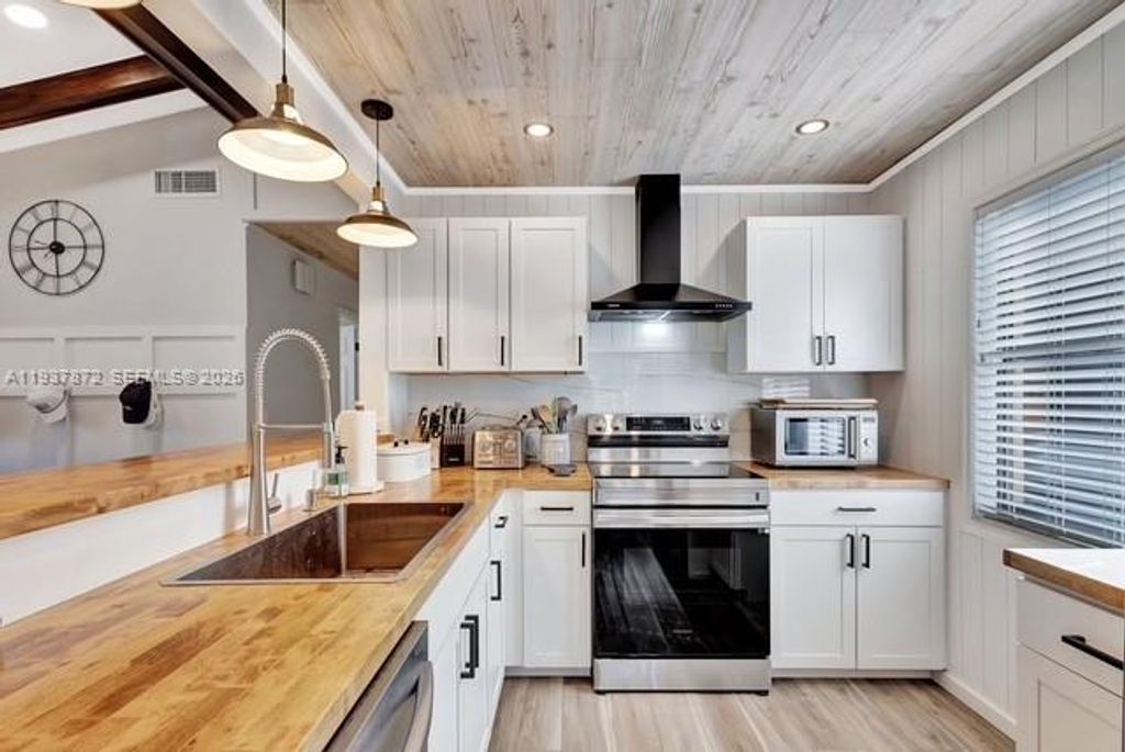 Photo of 83 Ironwood Way N, Palm Beach Gardens, FL 33418 (MLS # A11937872)