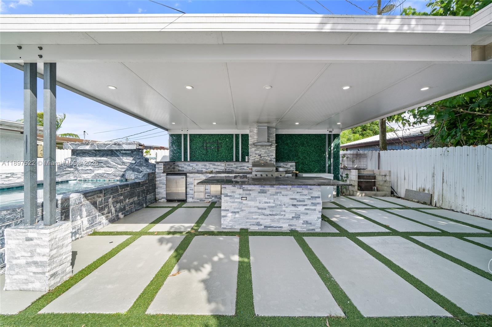 ROYAL PALM RIDGE - Residential