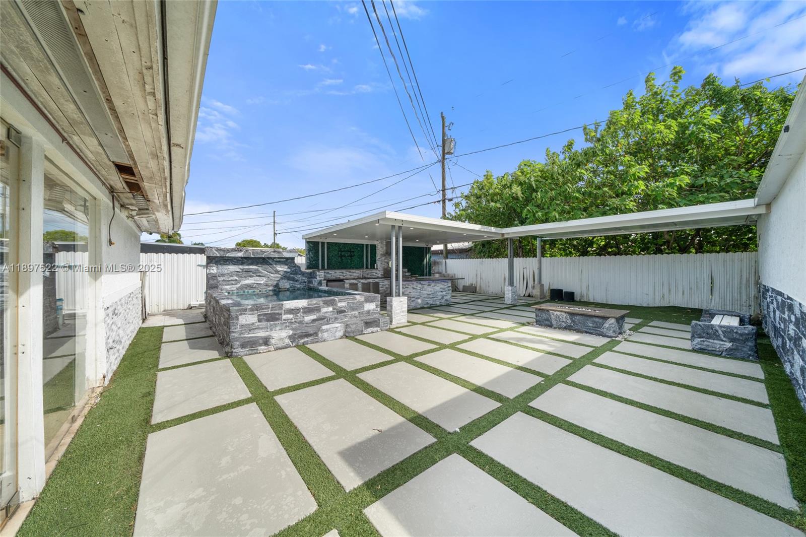 ROYAL PALM RIDGE - Residential