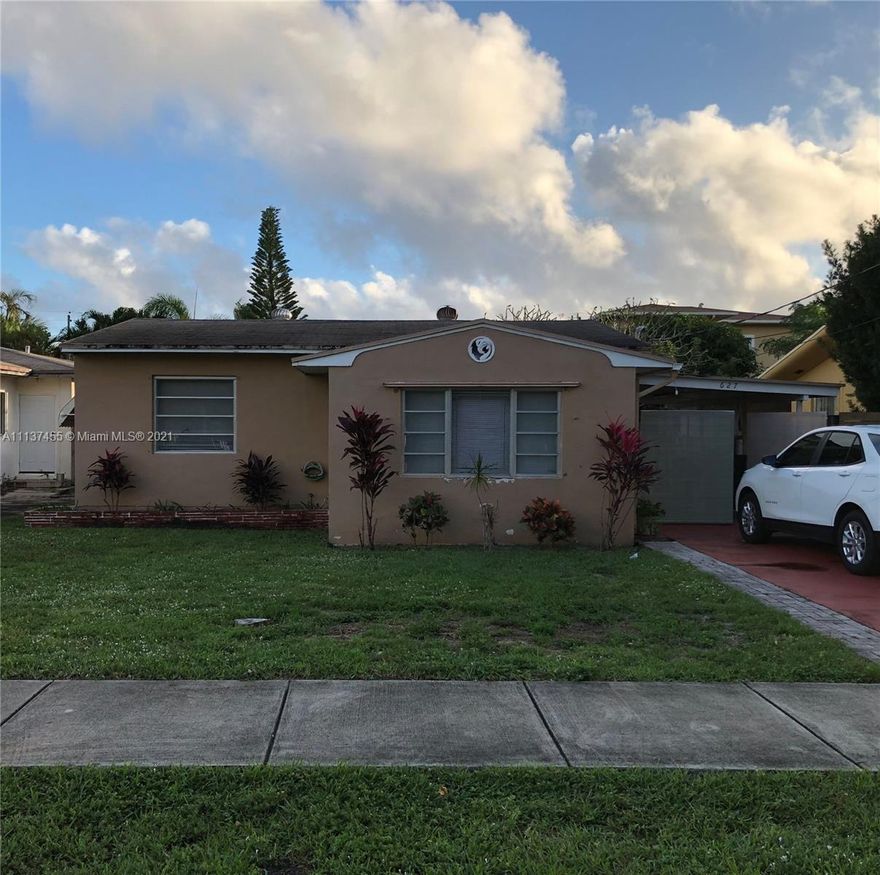 Excellent property , minutes from the beach, major highways, shopping, and parks within walking distance! Perfect starter home or investment opportunity. Kitchen and bath updated. NO HOA. Owner is a Real Estate Agent.