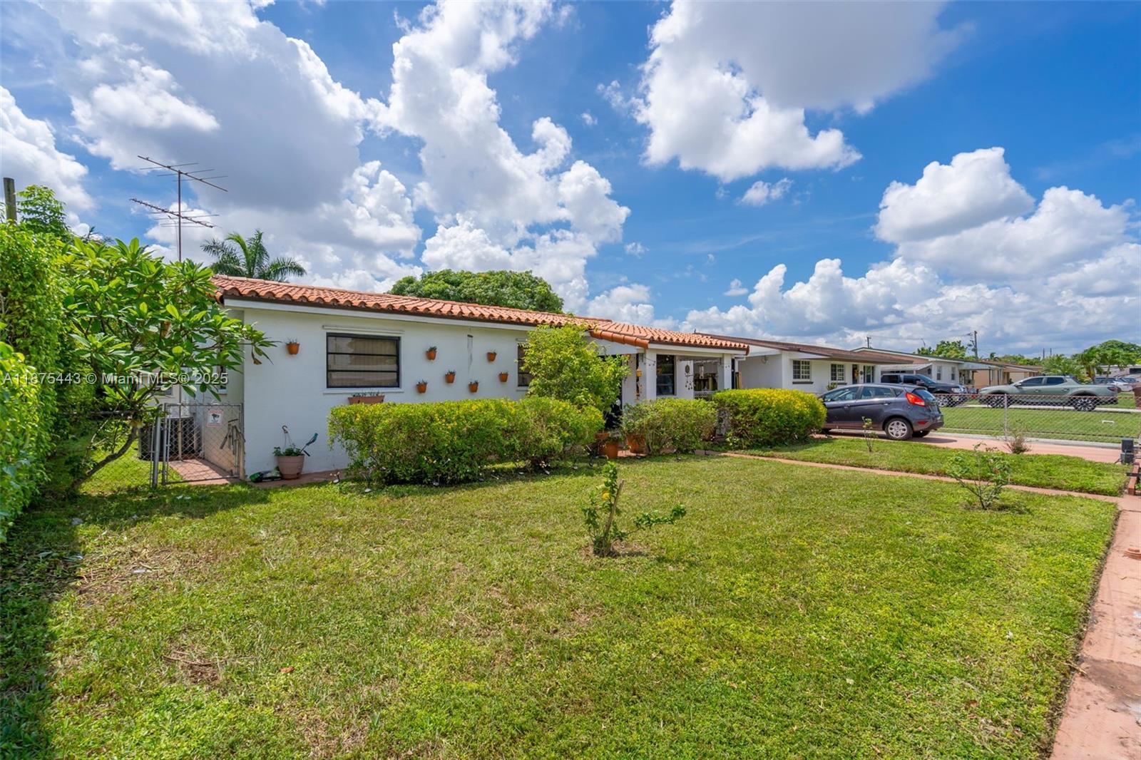 Welcome to this 3-bedroom, 1-bath home featuring an immense backyard with plenty of space to build the pool of your dreams. Perfectly located in one of the most central areas of Miami, just minutes from the Miami International Airport and major expressways for easy commuting.
Enjoy the convenience of being within walking distance to supermarkets, shops, and restaurants. A fantastic opportunity to own a well-located property with incredible potential for expansion and customization.