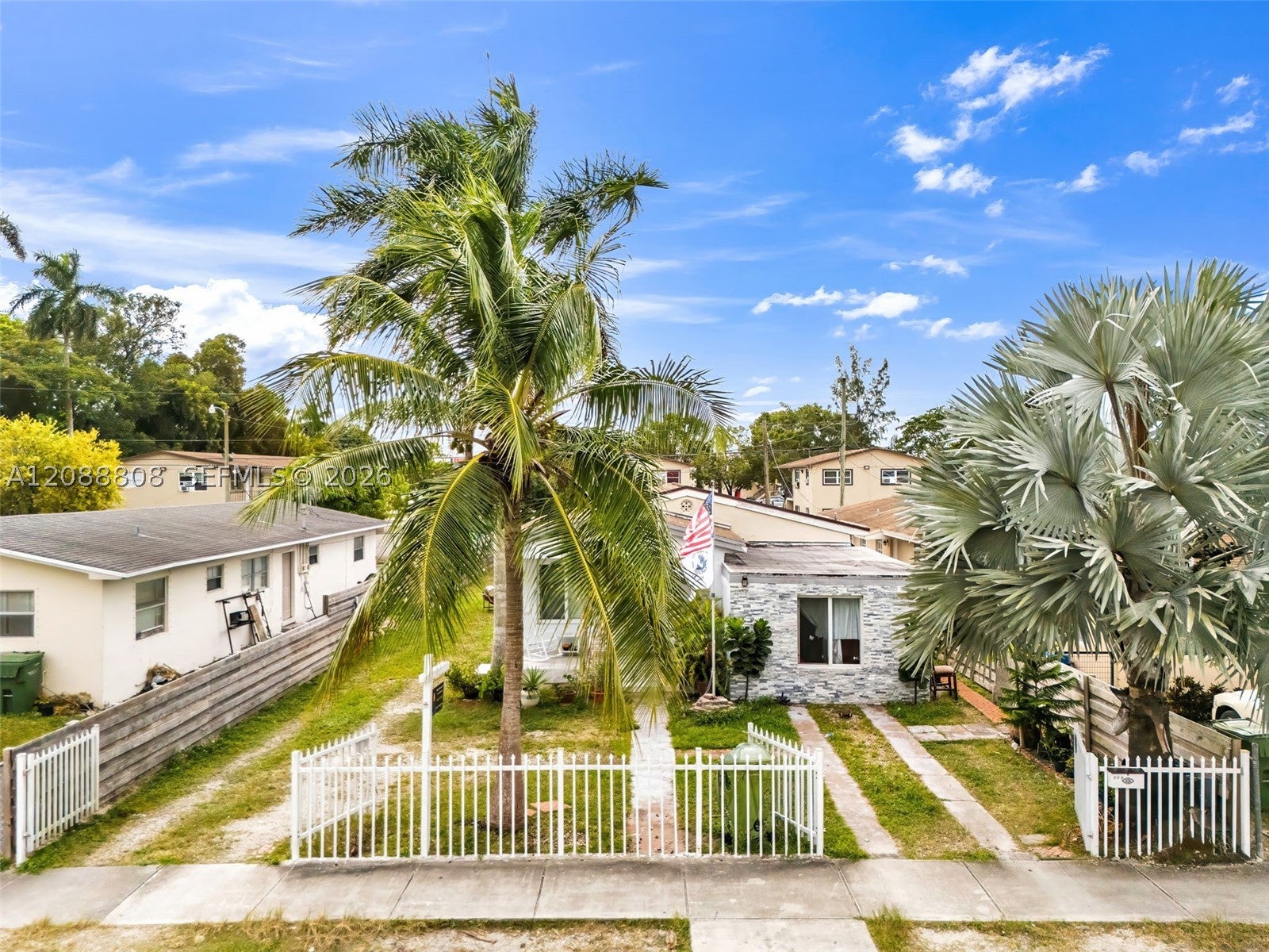 110 NE 9th Ct