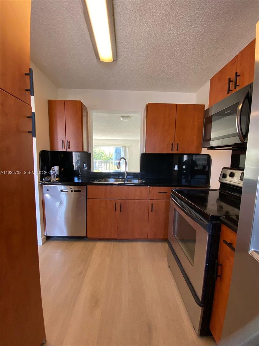 LAKESHORE AT UNIVERSITY P - Residential