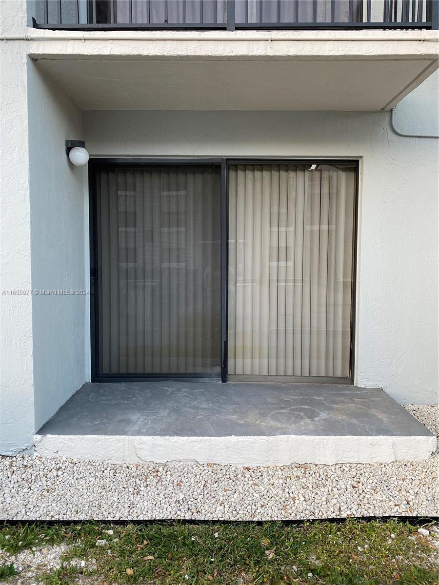 2/2 APT WITH SS KITCHEN APPLIANCES & W&D INSIDE UNIT. LOCATED IN A DESIRABLE AREA CLOSE TO I75 AND PALMETTO EXPY. CONTACT AGENT FOR APPT TO SHOW. Contract to lease MUST include, rental app, full credit & police rpt, ID's and 3 months POI. 1 month and 2 months security deposit is required.
DO NOT DISTURB TENANTS.