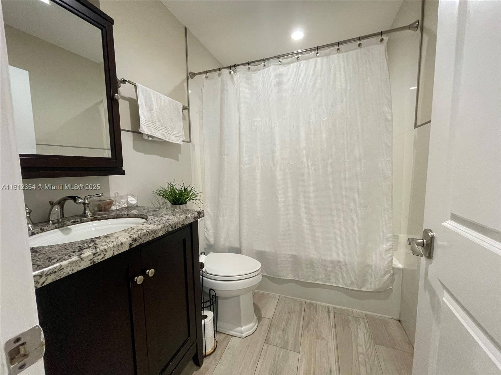 COUNTRY CLUB ESTATES SEC - Residential Lease