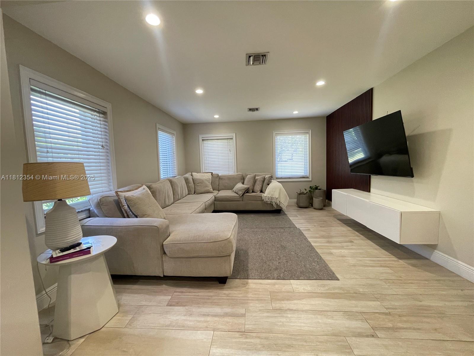 COUNTRY CLUB ESTATES SEC - Residential Lease