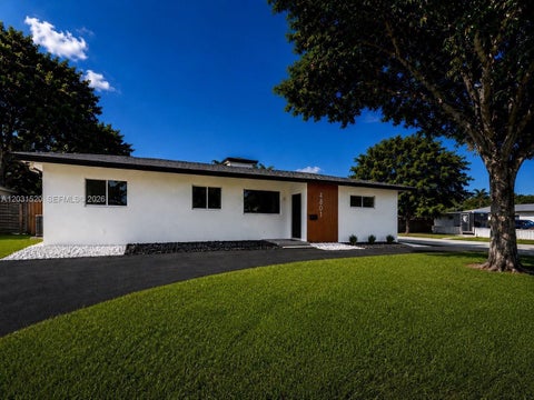 Photo of 4801 Tyler St, Hollywood, FL 33021 (MLS # A12031520)
