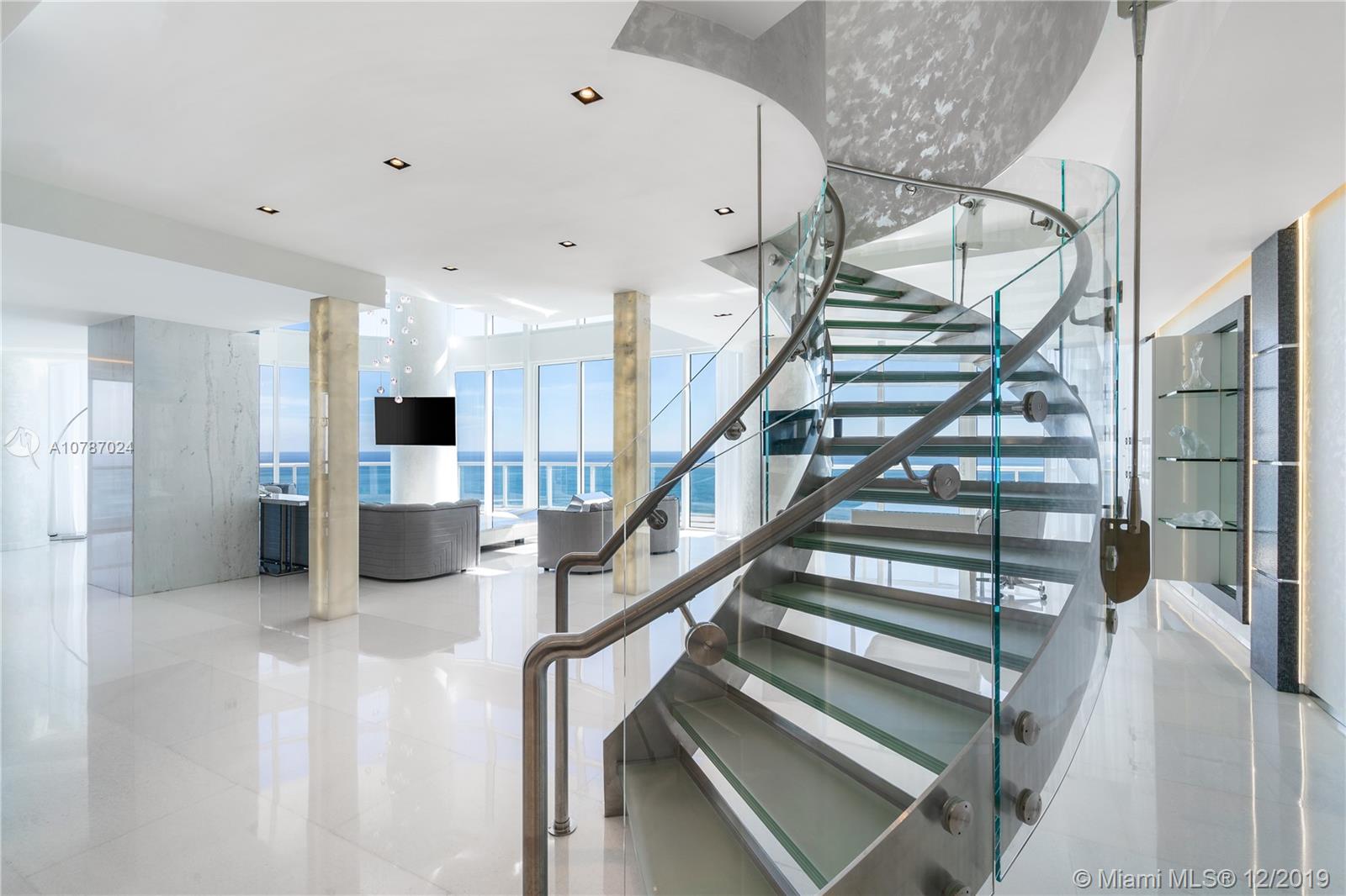 CONTINUUM ON SOUTH BEACH - Residential