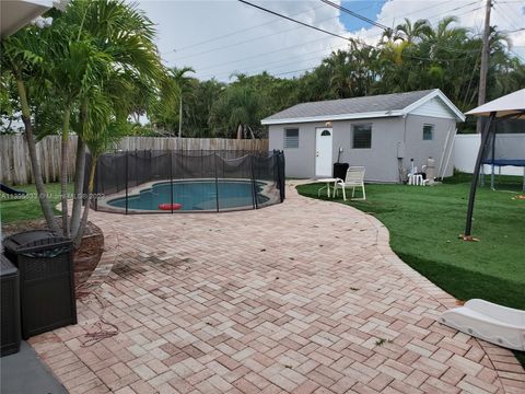 Single Family Residence in Lantana FL 811 Broadway 3.jpg