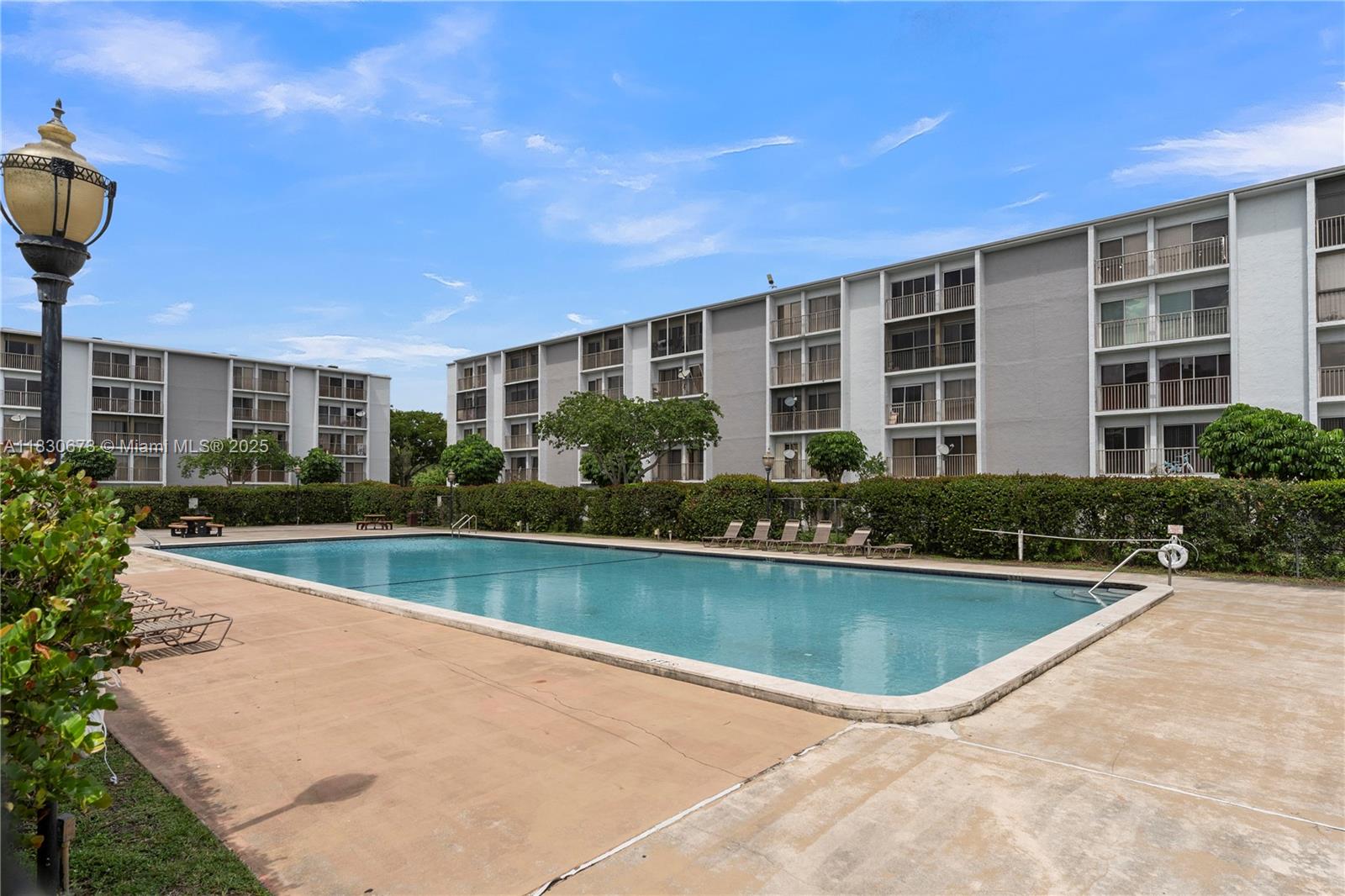 LAKESHORE AT UNIVERSITY P - Residential