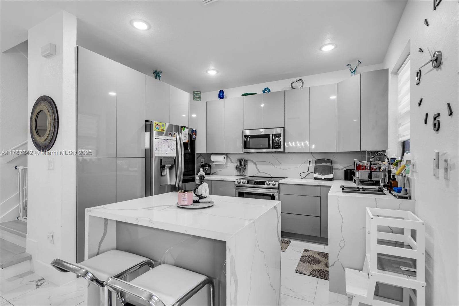 3327 W 106th Ter