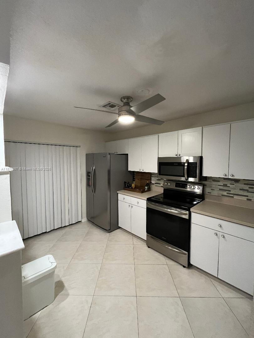 Beautiful townhome in Deerfield beach , 2 bed 2 bath . Quiet neighborhood and very close to I95