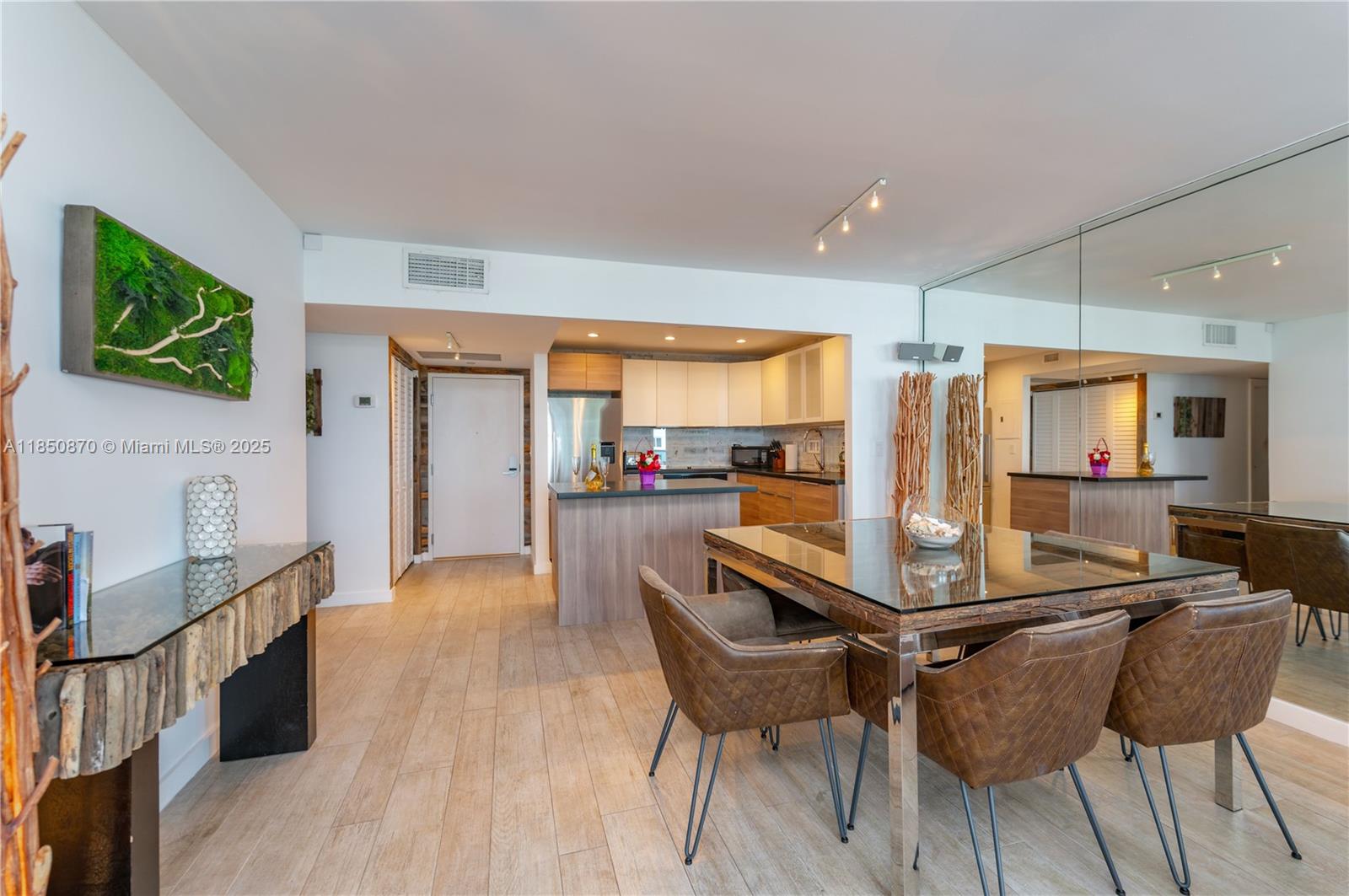 2301 Collins Ave 716