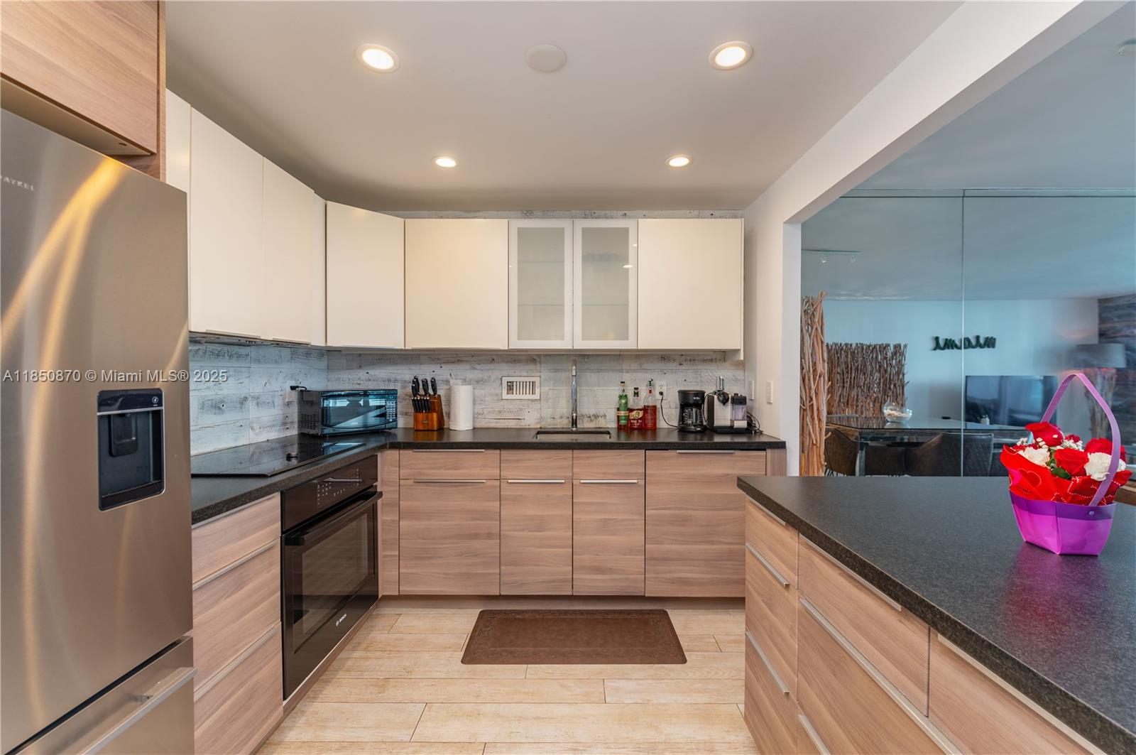 2301 Collins Ave 716
