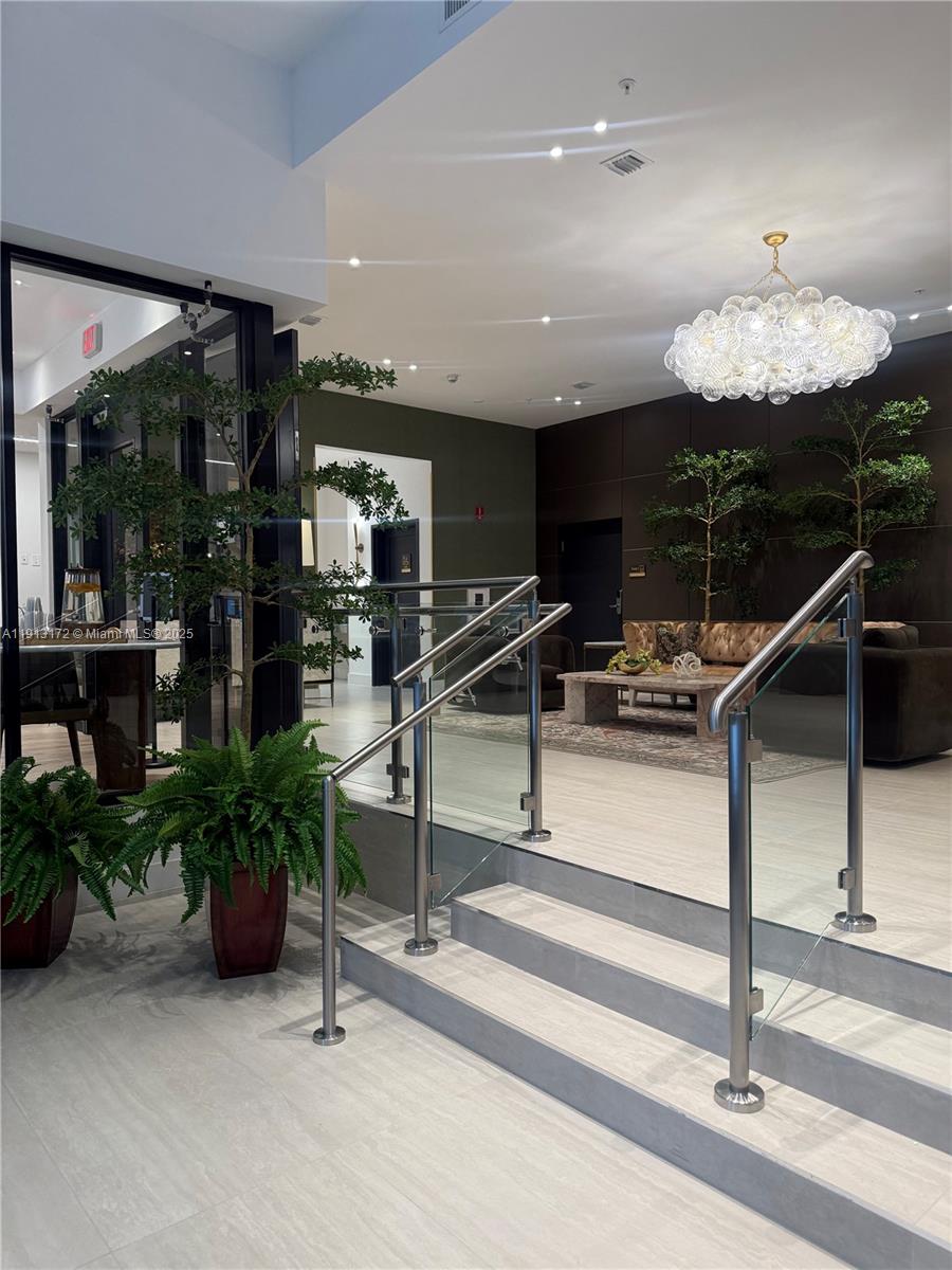 HOLLYWOOD - Residential Lease