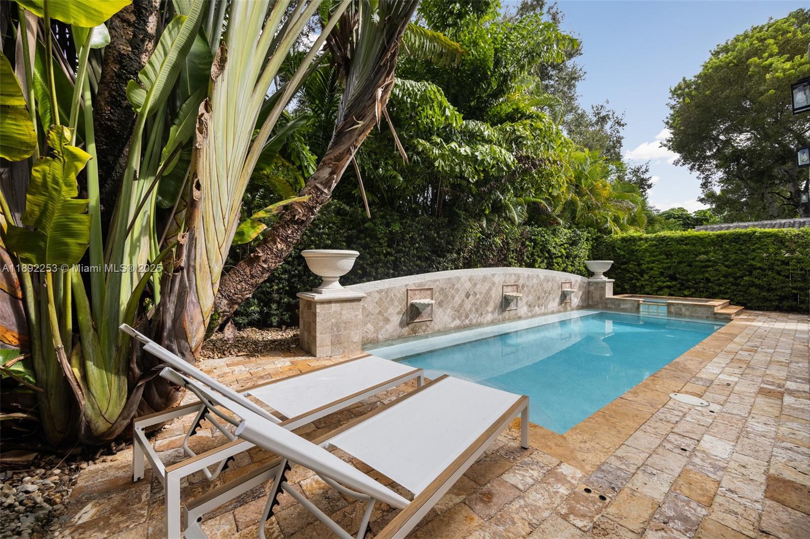 COCONUT GROVE MANOR - Residential